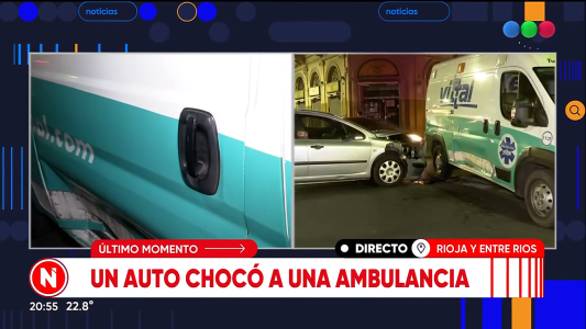 Un auto chocó una ambulancia en pleno centro