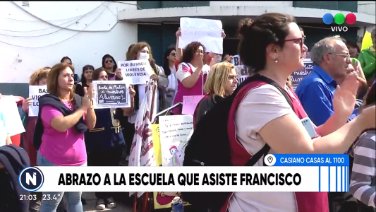 Abrazo solidario en la escuela de Francisco, que lentamente muestra mejorías