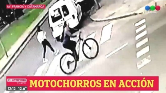 Motochorros: Violento intento de robo de celular a una joven en Catamarca y Francia