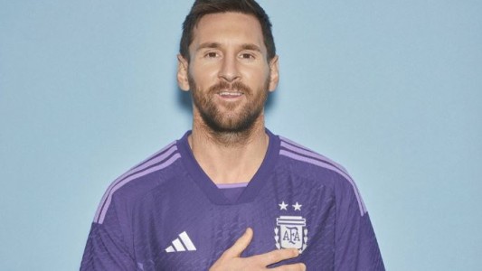 Messi lució la camiseta suplente de la Selección argentina para Qatar 2022