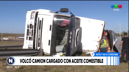 Volcó camión cargado de aceite comestible