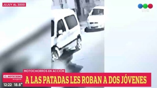 Motochorros asaltaron a dos jovenes en Pichincha