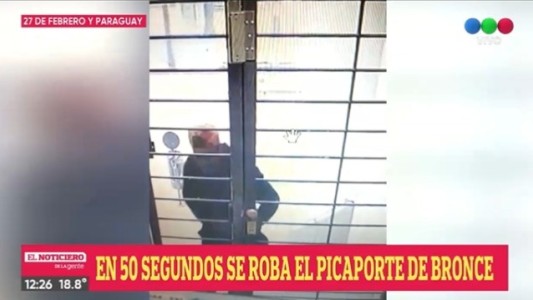 Se robaron los picaportes de bronce de un edificio del macrocentro