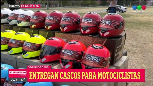 Entregan más de cien cascos para motociclistas