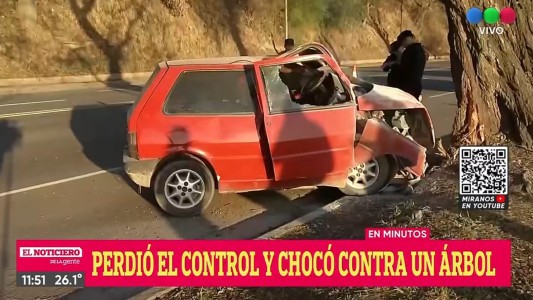 Se incrustó contra un árbol por el uso del celular