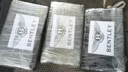 Detuvieron a mujer que llevaba tres ladrillos de cocaína en el auto