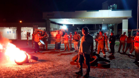 Protesta de estibadores frente a las terminales portuarias