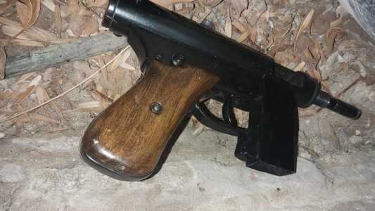 Discutió con la cuñada y la amenazó con una ametralladora