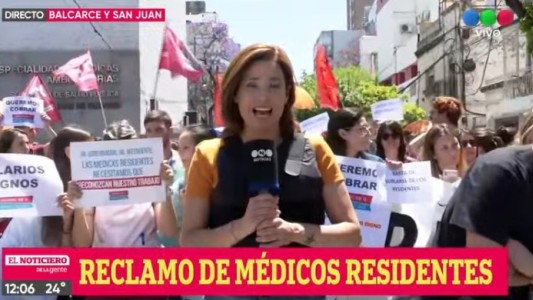 Médicos residentes protestan frente al CEMAR