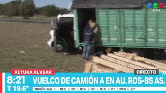 Vuelco de camión en la Autopista Rosario-Buenos Aires
