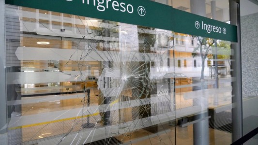 Pintada, ladrillazo y amenaza mafiosa contra el presidente de Newell's