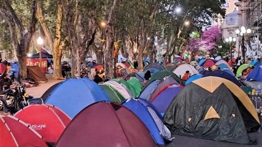 Nuevo corte y acampe frente a Gobernación