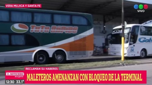 Maleteros bloquen la Terminal de Ómnibus