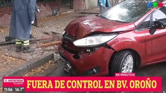 Perdió el control de su auto, chocó contra dos contenedores y arrancó dos columnas