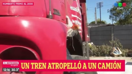 Un camión fue arrollado por un tren en las vías del Belgrano