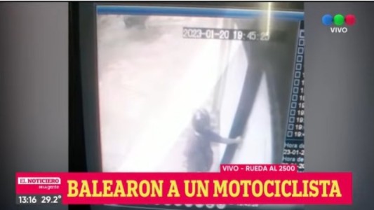Balearon a un hombre al salir de una cochera con su moto
