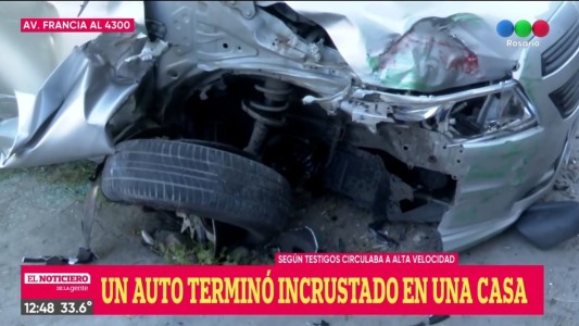 Un auto chocó contra un conteiner y terminó incrustado contra una casa