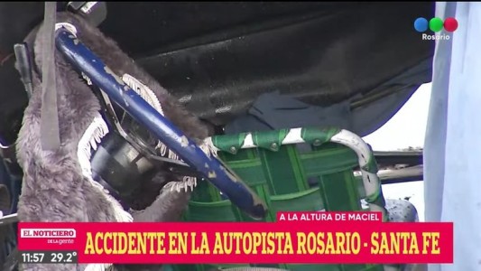 Choque en cadena en la autopista Santa Fe: volcó un camión