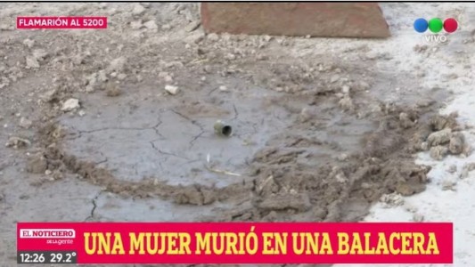 Tomaba mates en la vereda y la acribillaron a balazos en zona sur