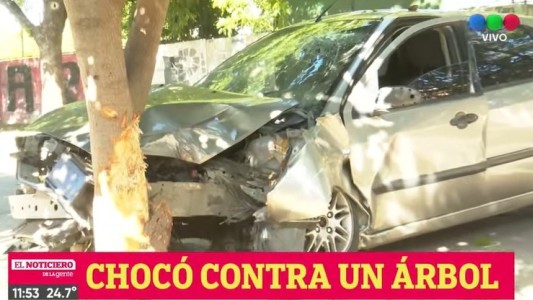 Feroz choque de un auto contra un árbol en zona sur