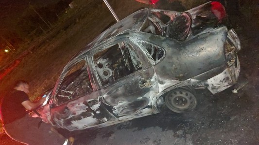 Un muerto y un herido tras disparos desde un auto, que luego fue incendiado