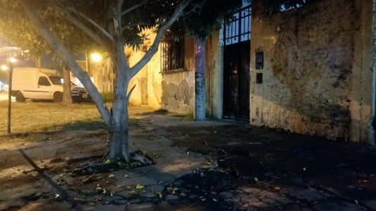 Sicario disfrazado de repartidor frenó la moto, abrió fuego y asesinó a un hombre