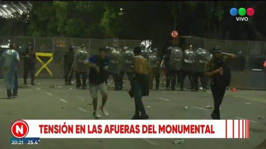 Corridas e incidentes en el Monumental: hinchas sin entradas intentaron ingresar al estadio