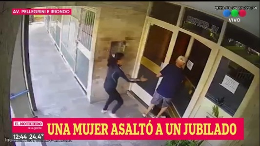 Una mujer empujó y golpeó violentamente a un abuelo para robarle