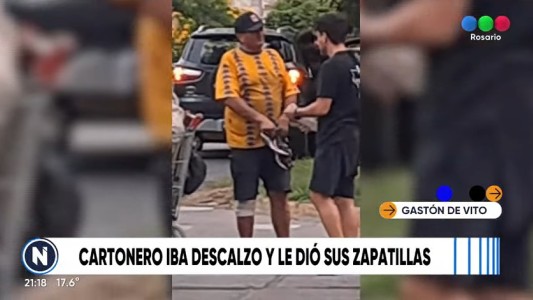 Conmovedor gesto: empujaba un carro descalzo y un joven le regaló sus zapatillas