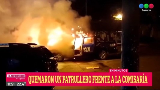 Arrojaron molotov, incendiaron un móvil policial y dejaron una amenaza