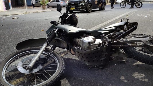 Violento choque entre un taxi y una moto en barrio Abasto