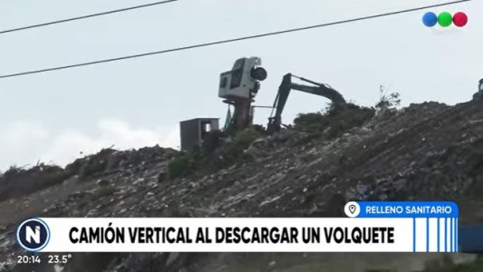 Camión quedó en posición vertical mientras descargaba un volquete