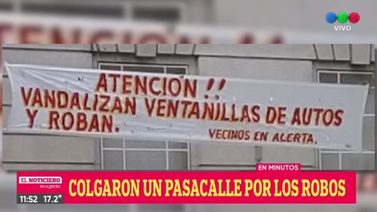 Vecinos alertan con una pancarta: “Atención, vandalizan ventanillas de autos y roban”