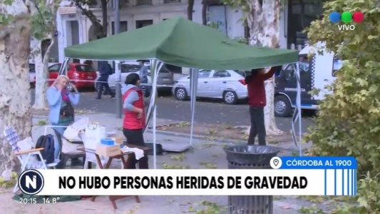 Una rama de gran porte cayó por el viento y aplastó un puesto de artesanos