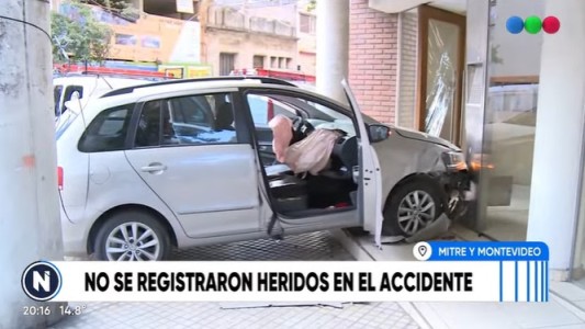 Dos autos chocaron y uno de ellos terminó adentro de un edificio