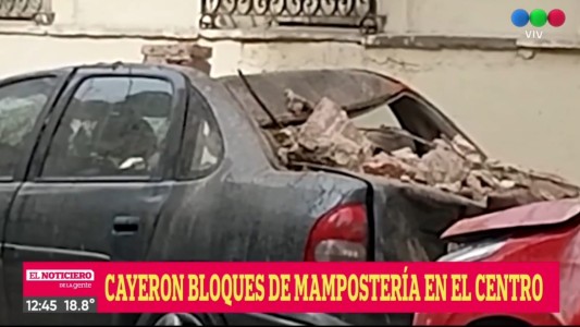 Varios autos con severos daños por derrumbe de mampostería de casa antigua