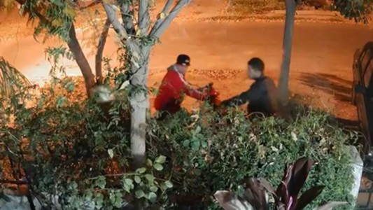 Video: le dispararon para robarle la moto y se estrelló contra una casa