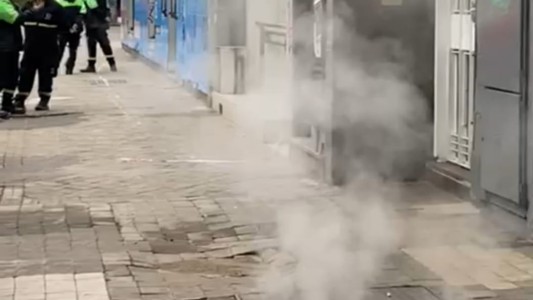 Preocupación en pleno centro: intenso humo en una vereda por cables de alta tensión