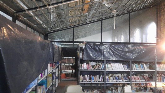 En la Escuela Técnica 471 hace días cedió un techo y ahora por el temporal se inundó
