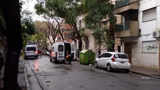 Un árbol cayó contra un almacén y generó importantes destrozos