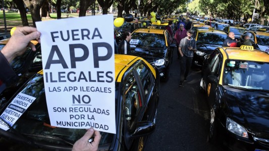 Taxistas se movilizaron hacia la Municipalidad contra las aplicaciones ilegales