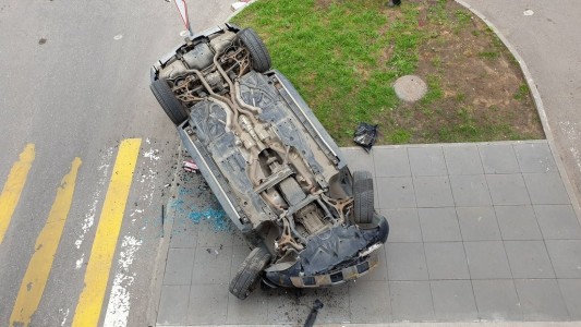 Video: cayó desde un tercer piso con su auto y salió ileso
