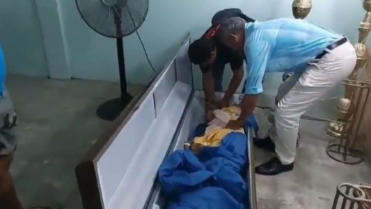 Video sorprendente: estaba muerta y "revivió" dentro de su ataúd en medio de su velorio