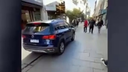 Estaba apurada y decidió circular con la camioneta por la Peatonal Córdoba