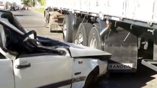 Dos hipótesis por el choque de un auto contra un camión estacionado