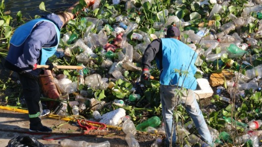 Tras la viralización de un video, lanzaron un operativo para limpiar el arroyo Ludueña