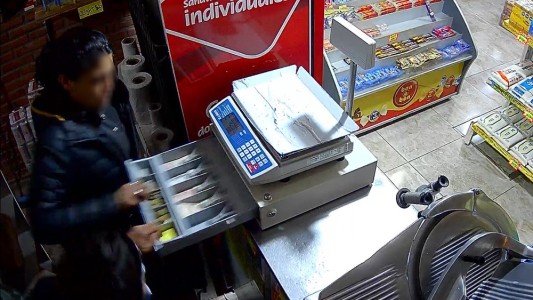 Video: redujeron a una empleada a culatazos y concretaron robo