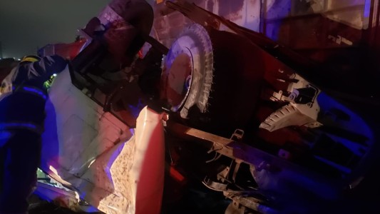 Tren arrolló a camión cerealero en la región: un muerto y dos heridos