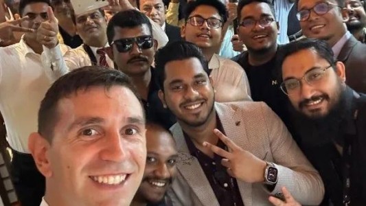 "Dibu" Martínez causa furor en Bangladesh durante una visita promocional