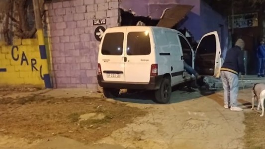 Manejaba borracho y volteó un local de artículos de limpieza